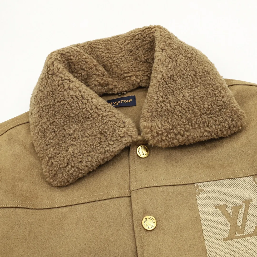 🅿️570 Louis Vuitton/Louis Vuitton embossed embossed fur collar denim jacket Originally purchased for 26,800, the fabric is made of 7*7 count combed siro spinning and thickened 480g twill denim fabric. There are hidden engraved button closures under the front placket. Monogram element pockets are integrated into the front panel into the leisurely workwear silhouette. Jacquard details are aligned and embossed. The pattern is clear, and two sets of aluminum molds are made for the two embossing areas. A set of molds is made for each code according to the size of the embossing on the two sides of the front panel. After high-temperature pressing, each pattern is manually filled with silicone to prevent dents. The washing process uses a combination of multiple processes such as heavy fermentation, washing and frying, spraying maliu, etc. Classic denim lapel design, straight hem design, all accessories and zipper hardware are all customized in matching bronze and distressed colors, the lining is customized with patches, and the fur collar is a detachable high-quality sheep collar to achieve perfect consistency. Size: XS-L